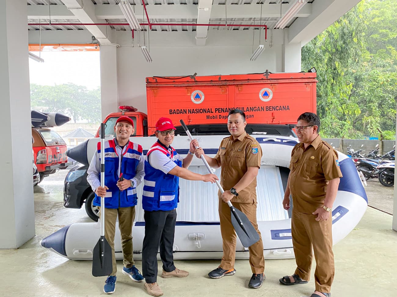 PENYERAHAN PERAHU KARET BERKERJASAMA DENGAN BPBD TANGERANG SELATAN